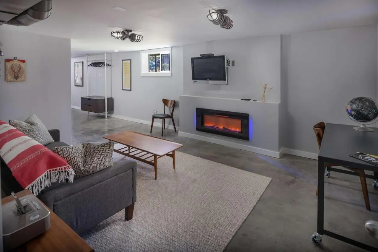 Vila Southeast Portland Retreat